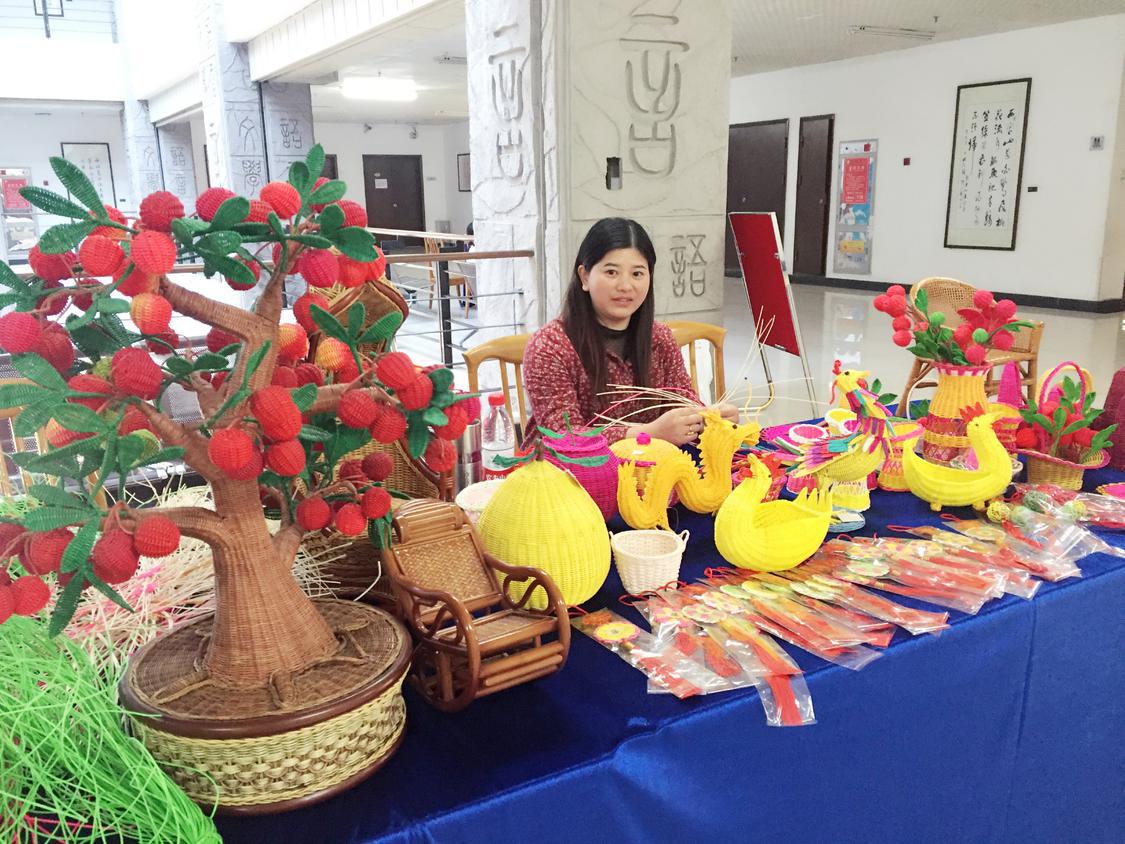 6.陆凯文走进中山大学参加校园文化节活动，现场宣传展示藤编文化.JPG