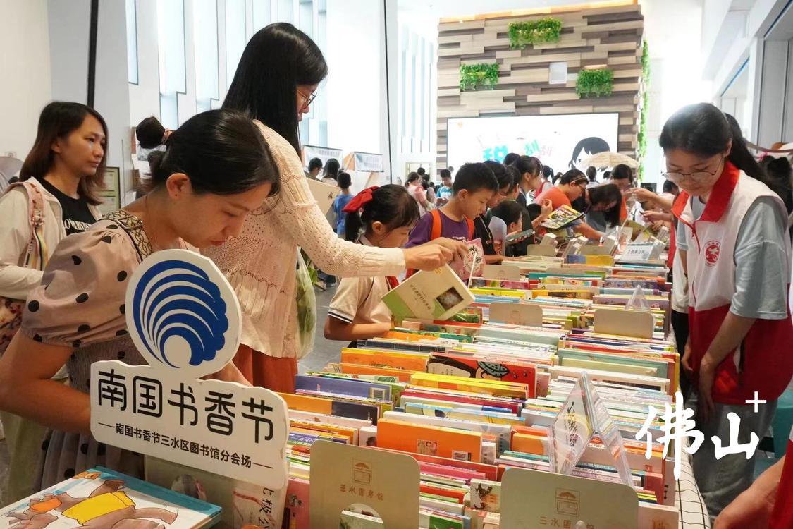市民正在挑选心仪的书籍。受访者供图.jpg