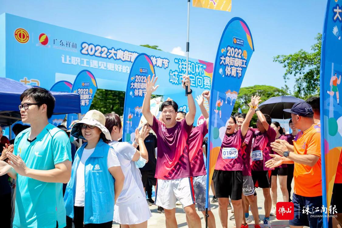 参赛运动员互相加油打气。.jpg