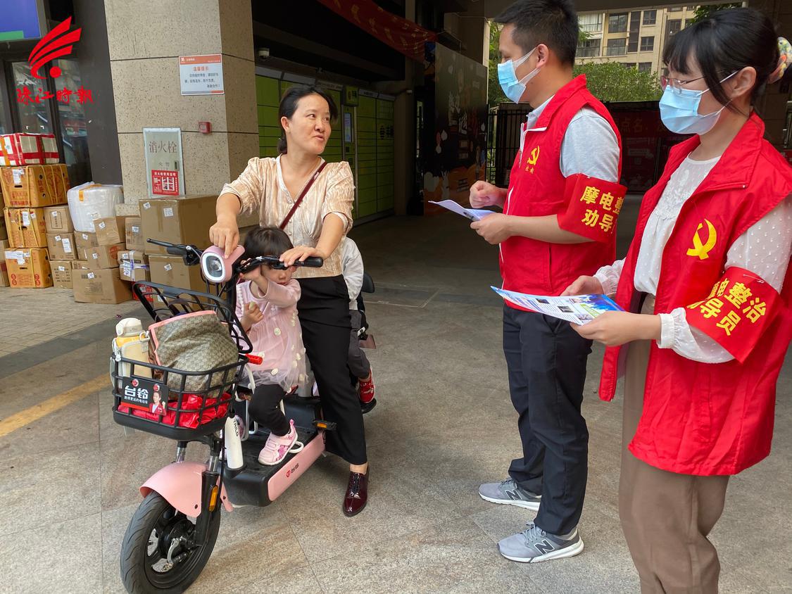 桂南社区在职党员劝导居民开电动车出入要戴头盔.jpg