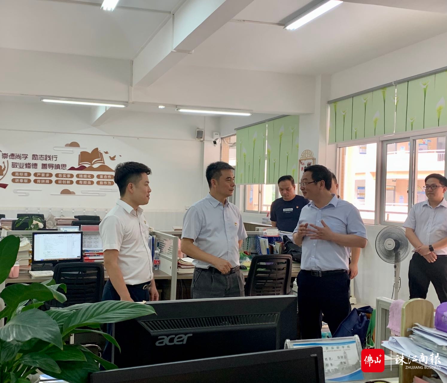 在育贤实验学校,慰问组到教师办公室教师们亲切交谈。珠江商报见习记者薛紫琪摄.jpg