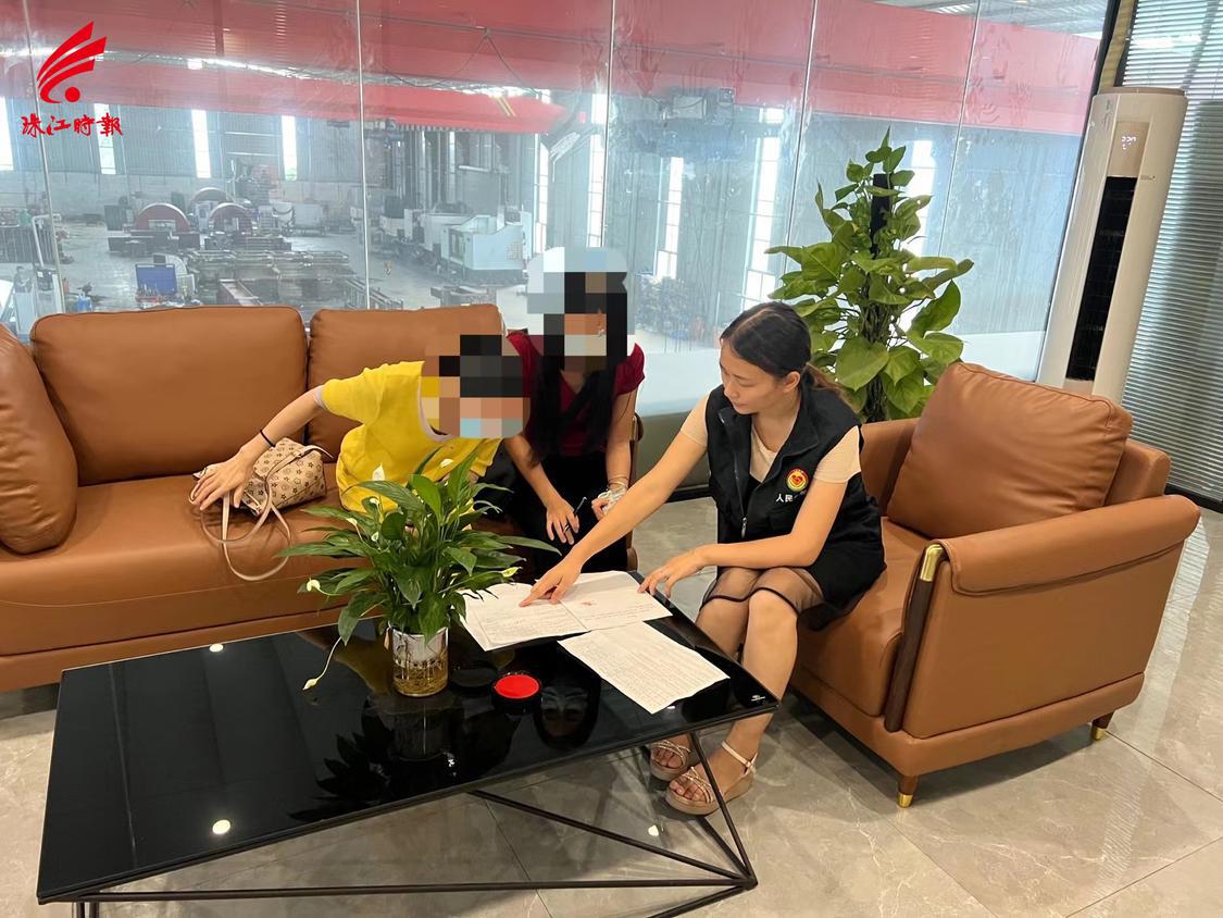 调解员指引双方当事人现场签订离职书。.jpg