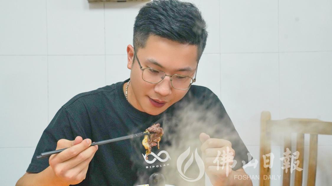 客人津津有味地品尝新鲜牛肉。佛山市新闻传(5632716)-20230727211134.png