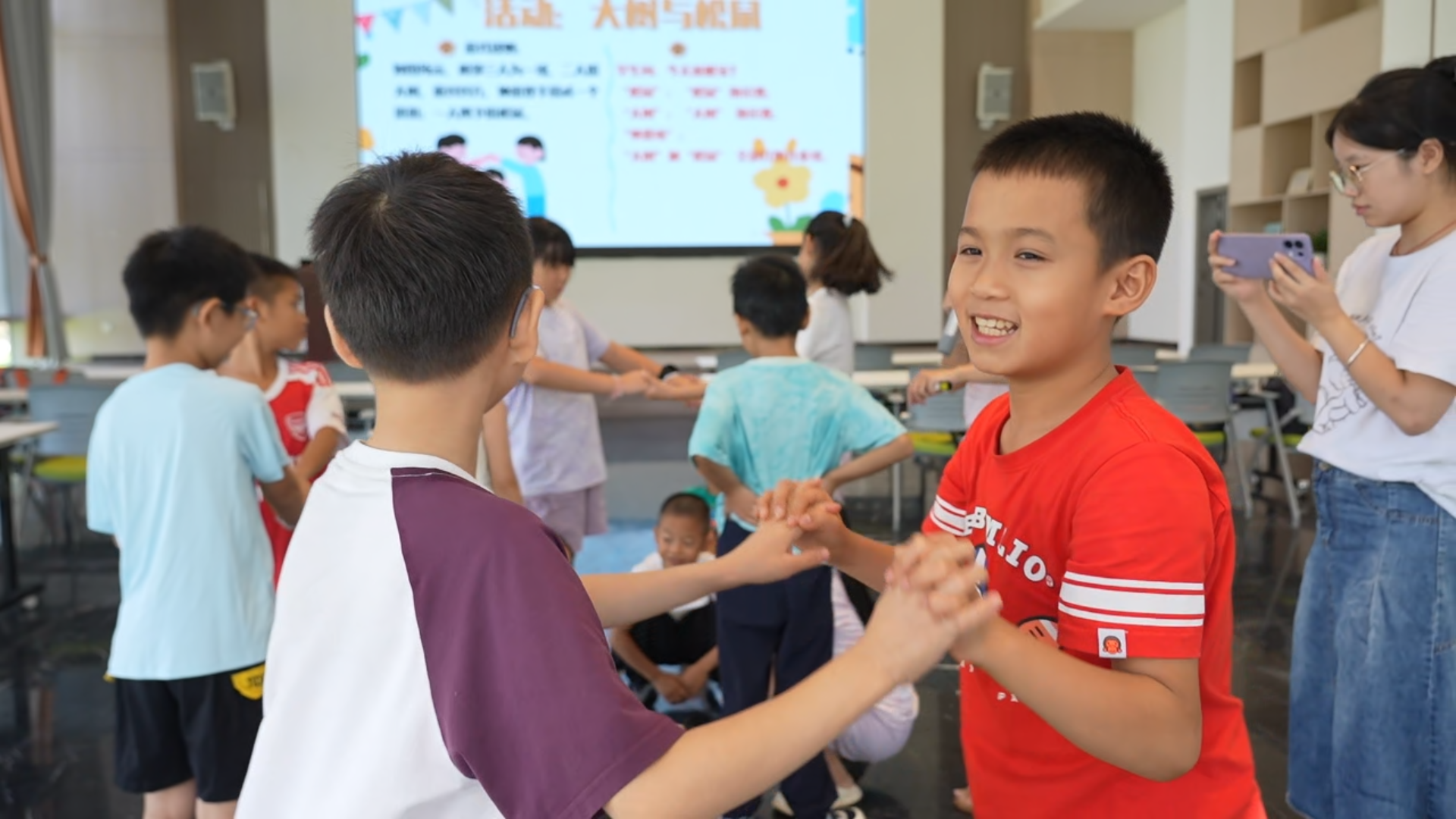 “书香润心”新就业群体子女暑期阅读课堂：绘本游戏辩论齐上阵，帮“小候鸟”融入新城市