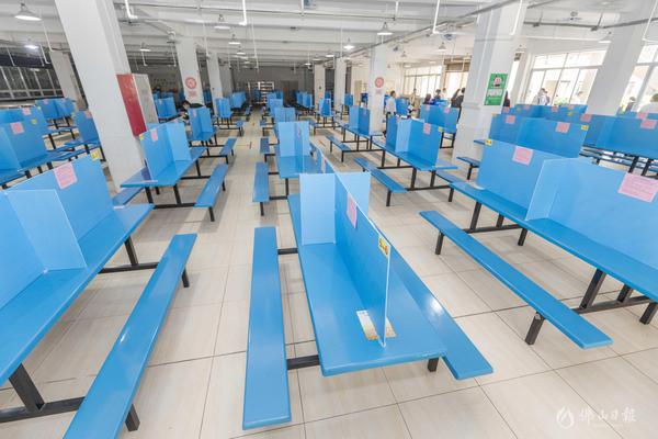 顺德青云中学饭堂内,每张餐桌用隔板隔成四个位置,确保饮食安全。佛山日报记者王伟楠摄