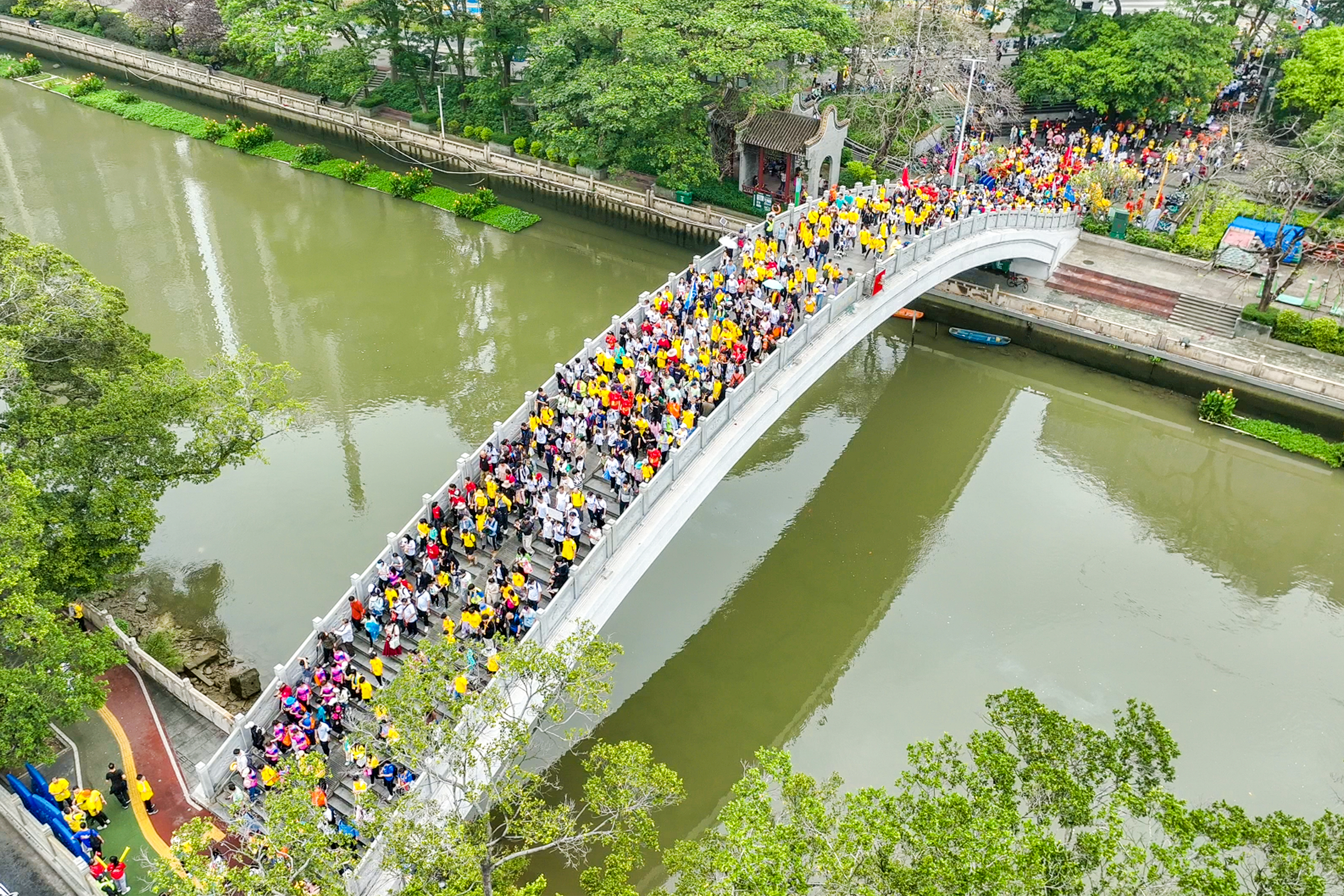 市民到达中山桥。佛山市新闻传媒中心记者樊(7890090)-20250225192719.jpg