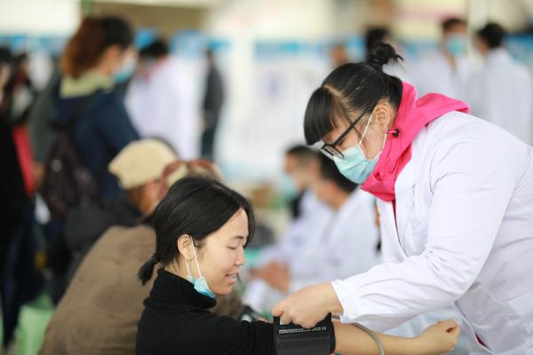 来自广东的医疗专家正在为墨脱群众量血压。佛山日报记者 张弘弢摄