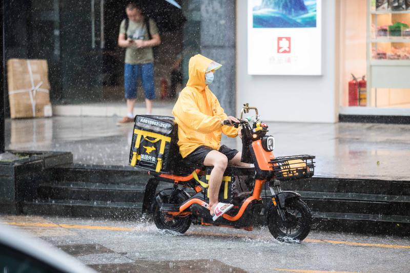 顺德陈村顺联广场,虽然下着大雨,外卖小哥还是冒雨送餐。/佛山日报记者王伟楠摄