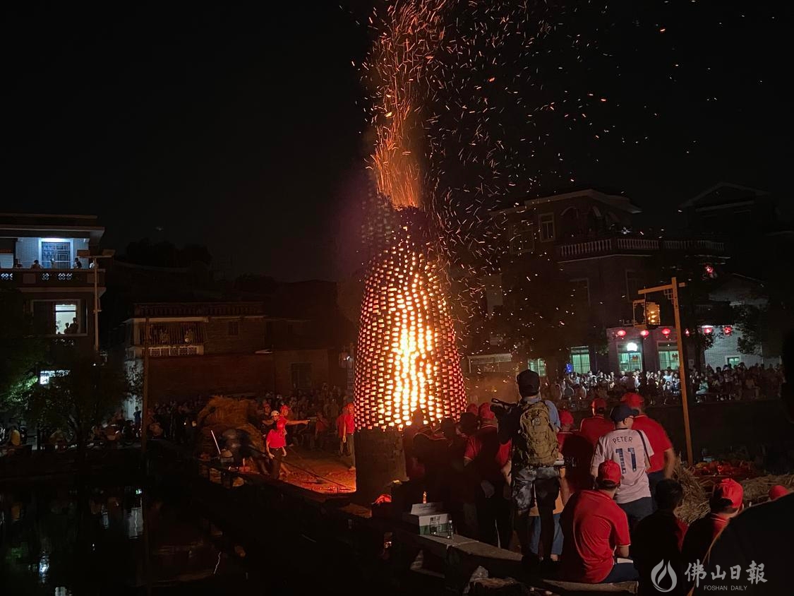 9月10日中秋节晚,南海区西樵镇松塘村村民举行烧番塔庆祝活动,现场热闹非凡。火光升得高寓意“步步高升”,火烧得越旺,寓意生活火红事事兴旺。/佛山日报记者吕润致摄