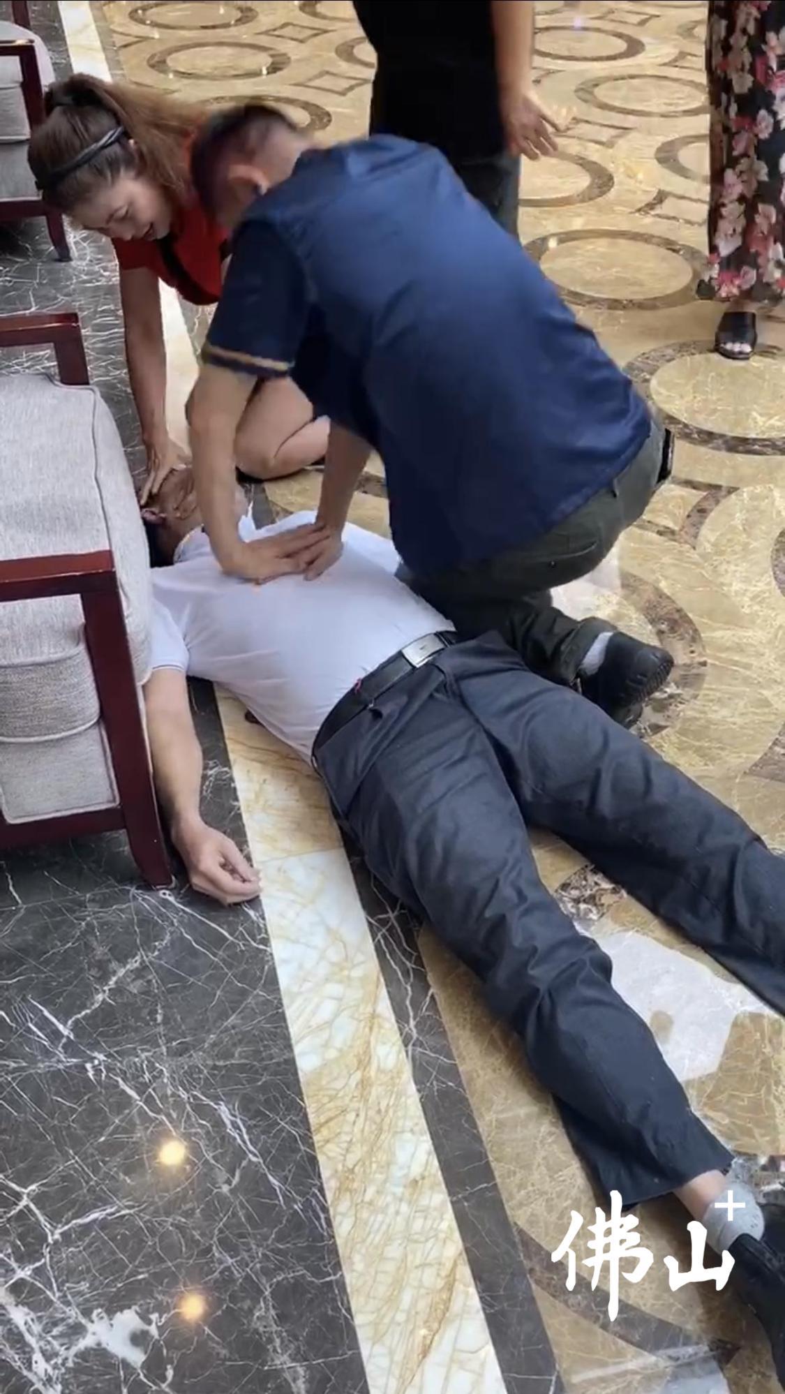 邓中怡为男子进行心肺复苏。.png