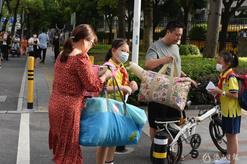 9月1日,佛山实验学校,开学第一天,家长们大包小包帮寄宿孩子托运物品。/佛山日报摄影俱乐部霍毅摄。
