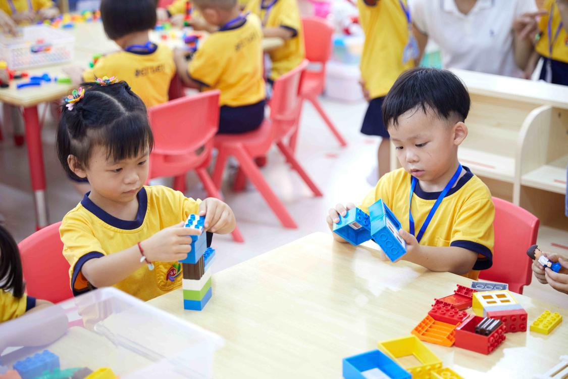 高明区蓓蕾幼儿园小班新生在教室里专心拼装积木。佛山日报记者吕润致摄2.jpg