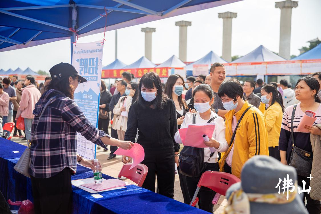 市民在了解岗位信息。(7524172)-20240218202433.jpg