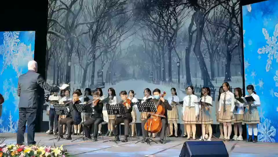 12月19日晚,由辰美国际艺术教育与IEC丽日东方国际幼儿园联合主办的“更中国 更艺术”2021新年晚会在辰美新校区举行。视频/佛山日报记者邹婷婷制作