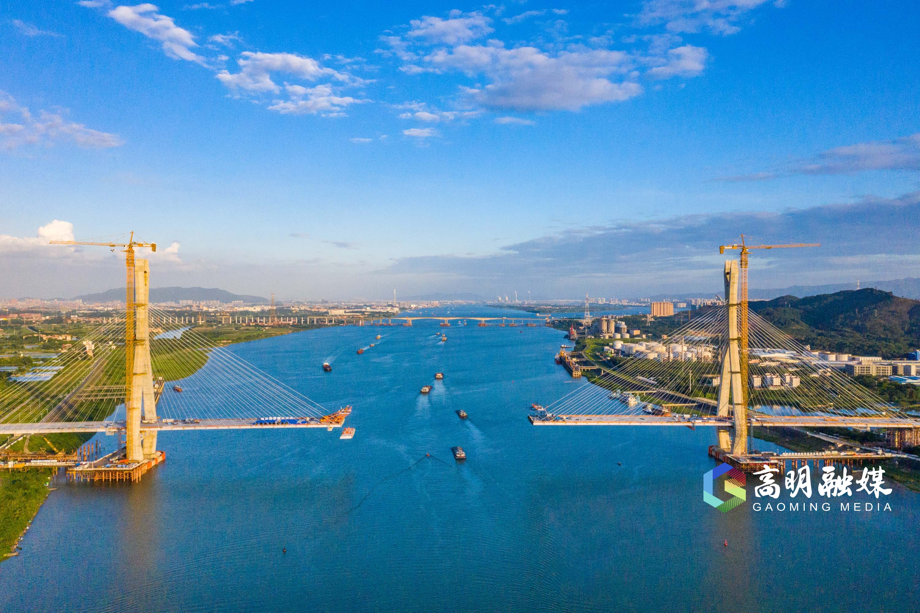 2023年8月,航拍建设中的大桥工程,两岸桥面即将合龙。