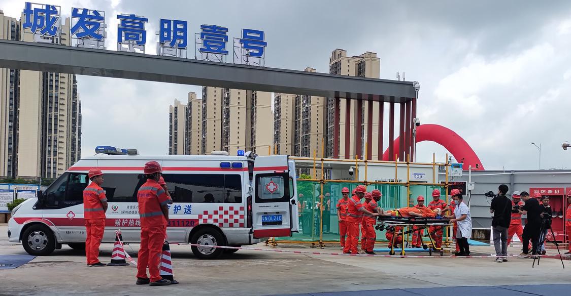 触电伤人事故演练现场,医护人员小心处理“伤者”(部门供图).jpg