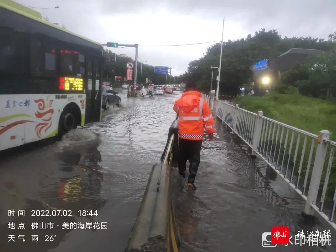 对积水路段进行巡查、抽排.jpg