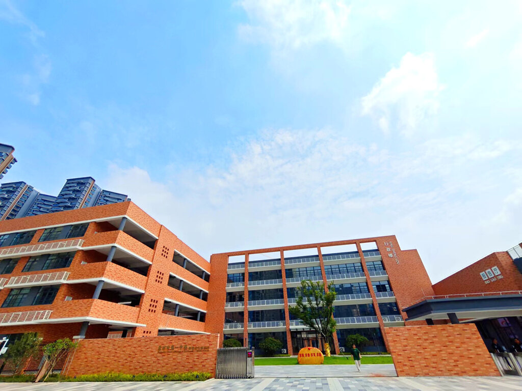 惠州一中附属金山湖学校校门口。