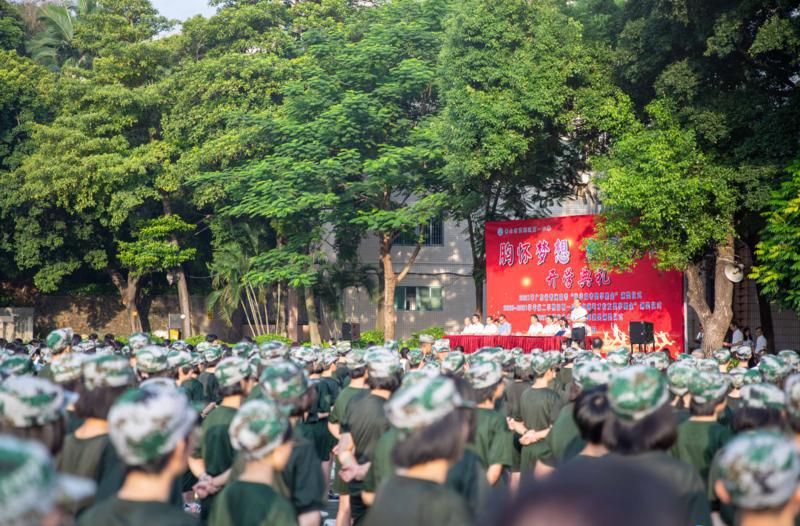 开学首日,高明一中开学典礼上,学生以崭新的面貌迎接新学期。/佛山日报记者洪海摄