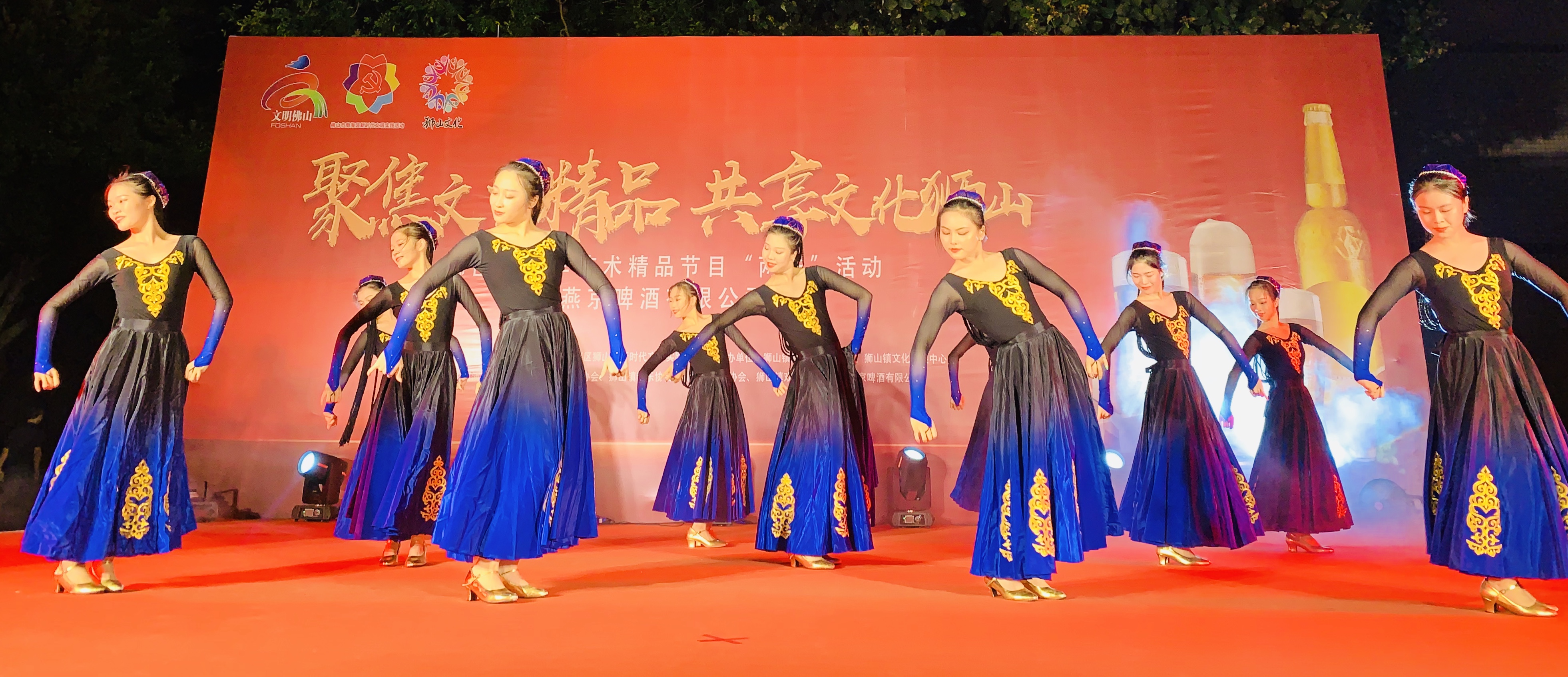 袅袅婷婷的演员在表演舞蹈《花儿为什么这样红》
