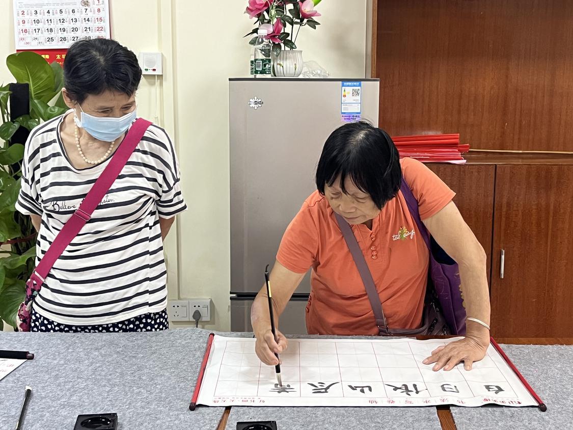 区光荣院有240平方米已于2021年建成用作高明区社区养老服务示范点——怡安养老服务站。图为老人在怡安养老服务站写书法。佛山市新闻传媒中心记者陈嘉懿摄.jpg