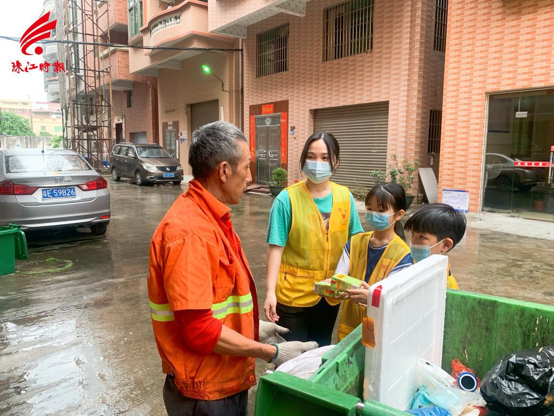 小志愿者们为环卫工人送上清凉饮品.jpg
