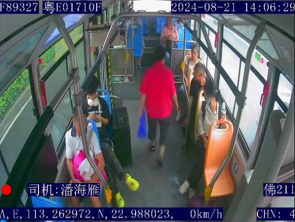 20240821,211线,潘海雁,帮助车厢乘客擦拭水渍1.jpg