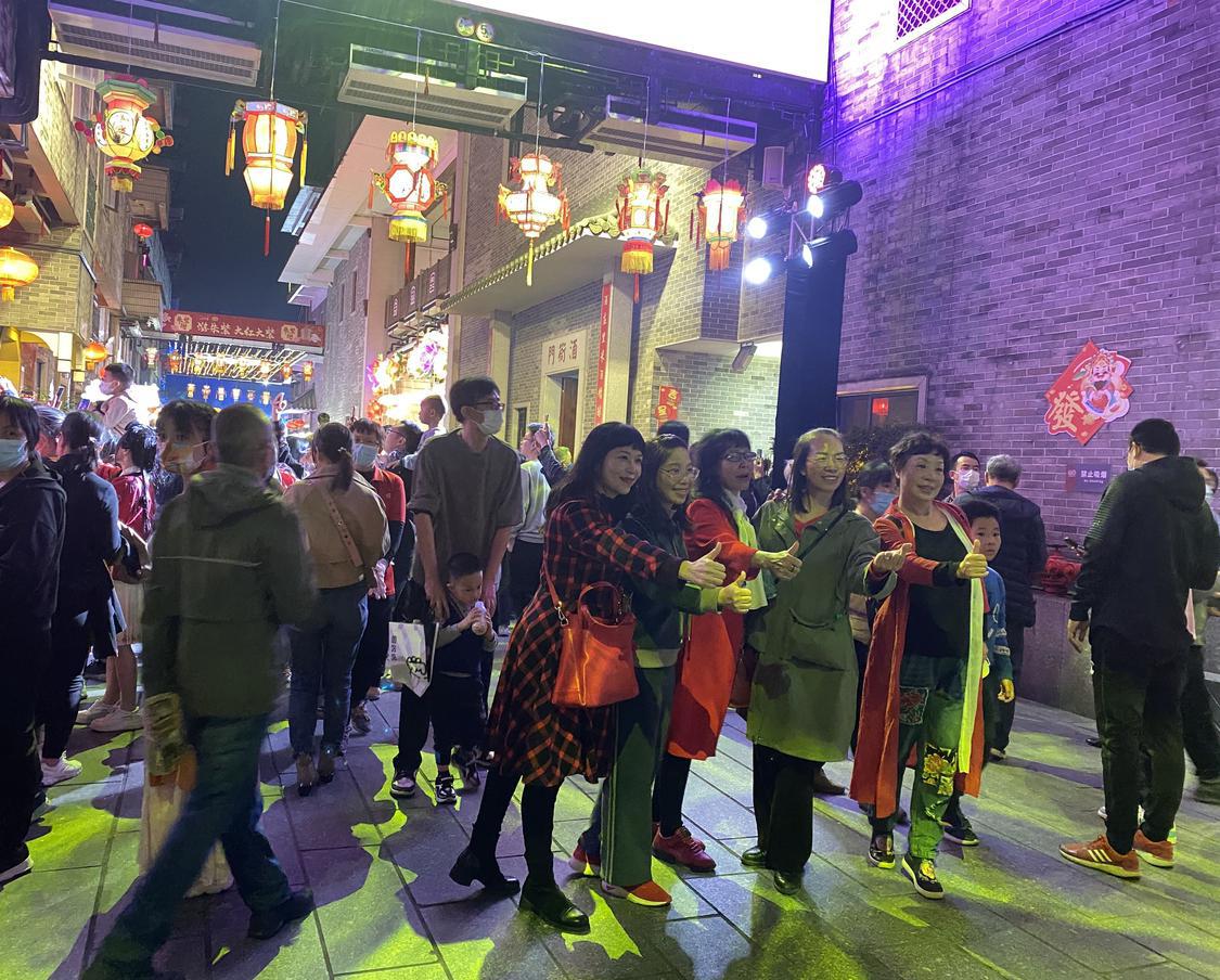 市民在朱紫街上合照。佛山日报记者李嘉雯摄.jpg