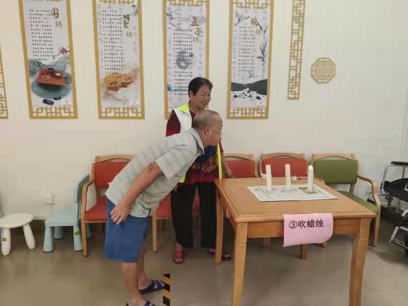 逢涌社区居民玩游戏。