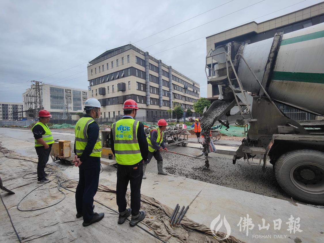 丽北路施工工地,工人们正在进行最后一段路面浇筑混凝土。(佛山市新闻传媒中心记者谭希能摄).jpg