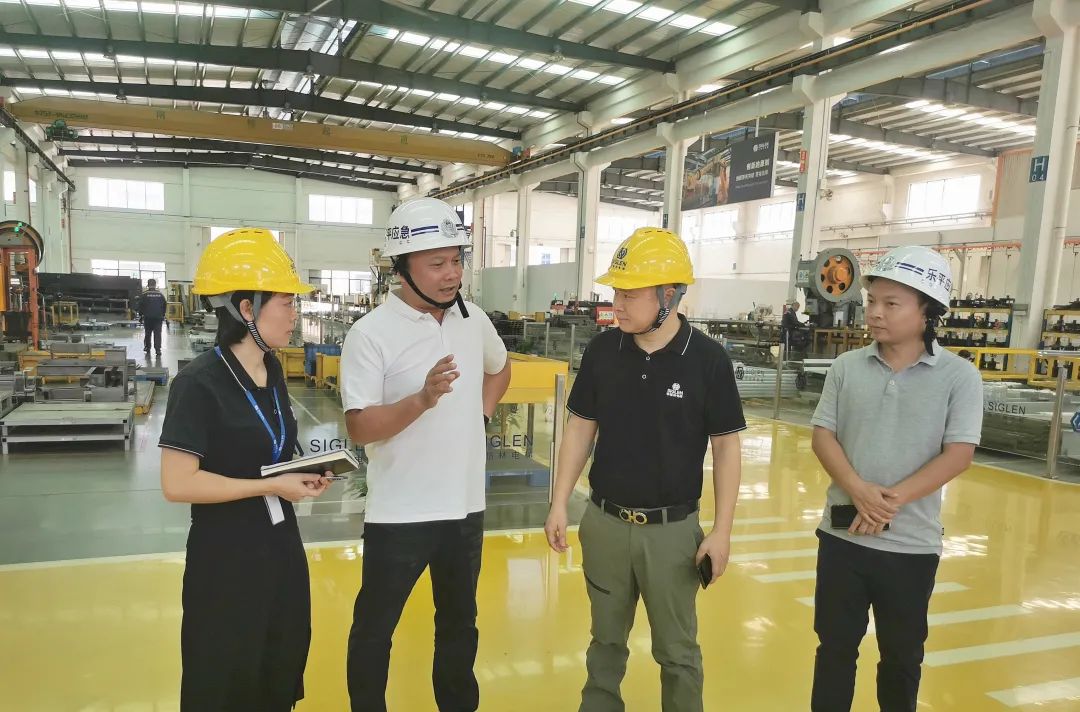 检查组一行在辛格林电梯(中国)有限公司开展安全生产检查。乐平镇供图.jpg