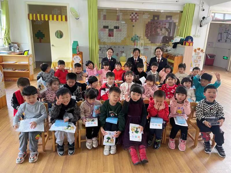 张俊燕(右一)对幼儿园的孩子们进行普法教育。通讯员供图.jpg