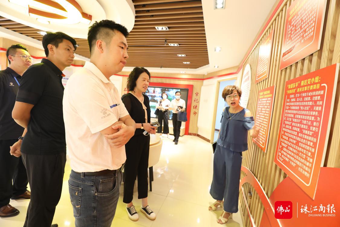 区人大常委会调研组视察东平社区志愿服务平台。.jpg