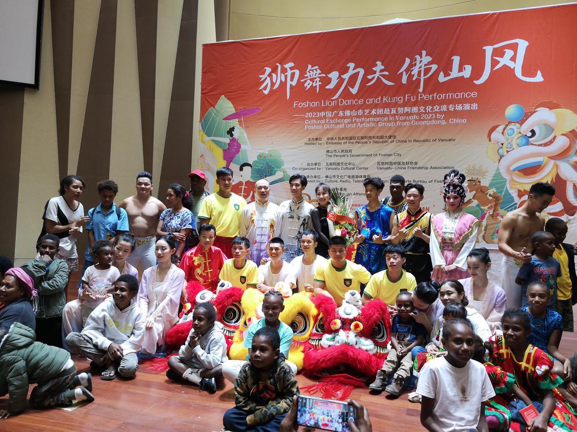 瓦努阿图观众争相与佛山演员合影.jpg