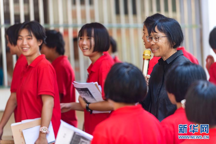 张桂梅和学生们在一起（2020年9月5日摄）。2008年，张桂梅创办了全国第一所免费女子高中——云南丽江华坪女子高级中学。12年来，已有1800多名大山女孩从这里考上大学。张桂梅被中宣部、教育部评为“全国教书育人楷模”。新华社发（陈欣波 摄）