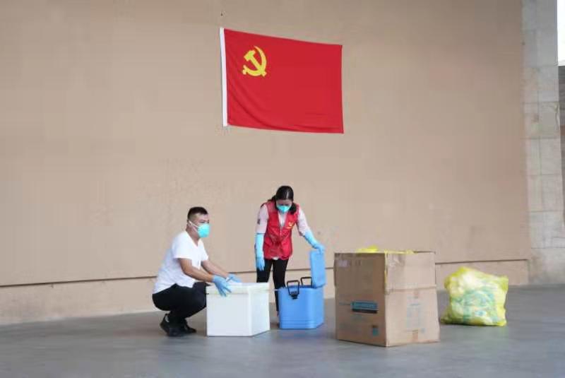 红马甲：中英街核酸采样点的亮丽风景线