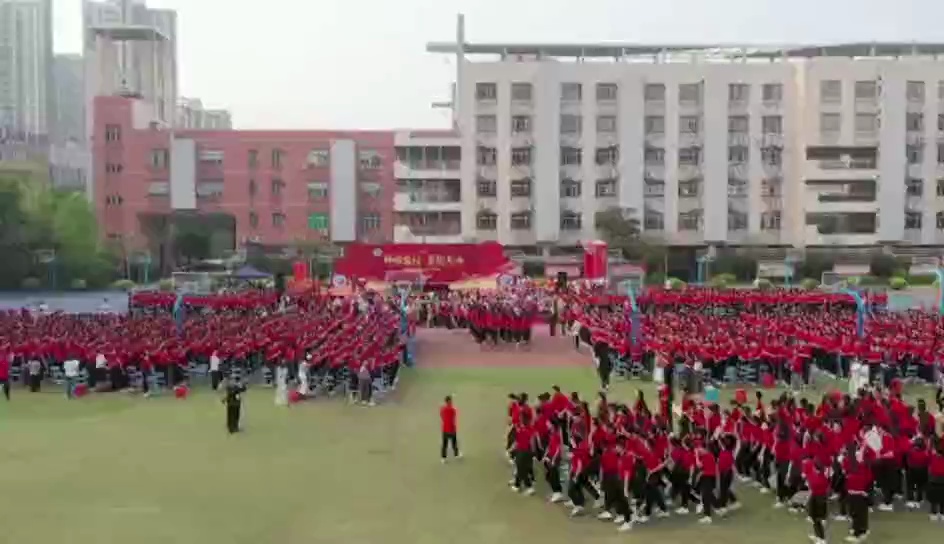 3月18日上午,佛山市惠景中学举行2021届中考百日誓师大会。视频/佛山日报记者邹婷婷制作(部分素材来自学校)