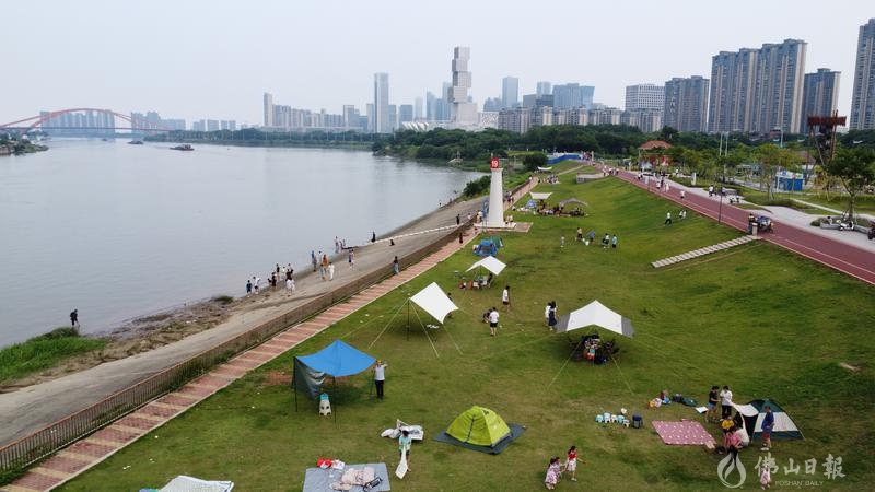 新城公园市民露营享受假期。