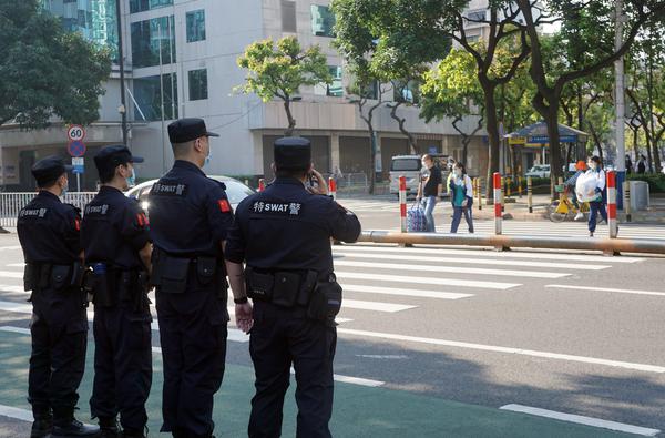 佛山市第三中学初中部门口,学校安保人员严阵以待守护师生安全。/佛山日报记者谭兼之摄