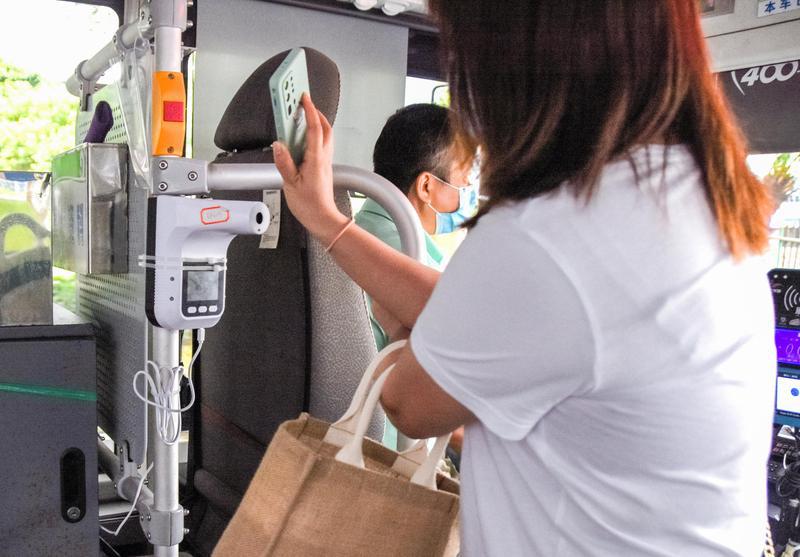 8月4日,祖庙路上,市民自觉配合测温再上公交车。/佛山日报记者王伟楠 实习生黄余雄摄