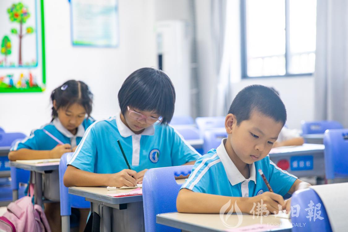 高明一中实验学校暑假托管班内,学生在练习(5507721)-20230712182159.jpg
