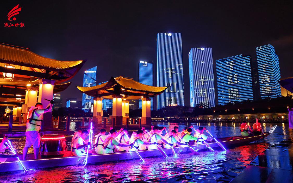 夜光龙船漂移惊艳亮相千灯湖。珠江时报全媒体记者 廖明璨 摄 (2).jpg