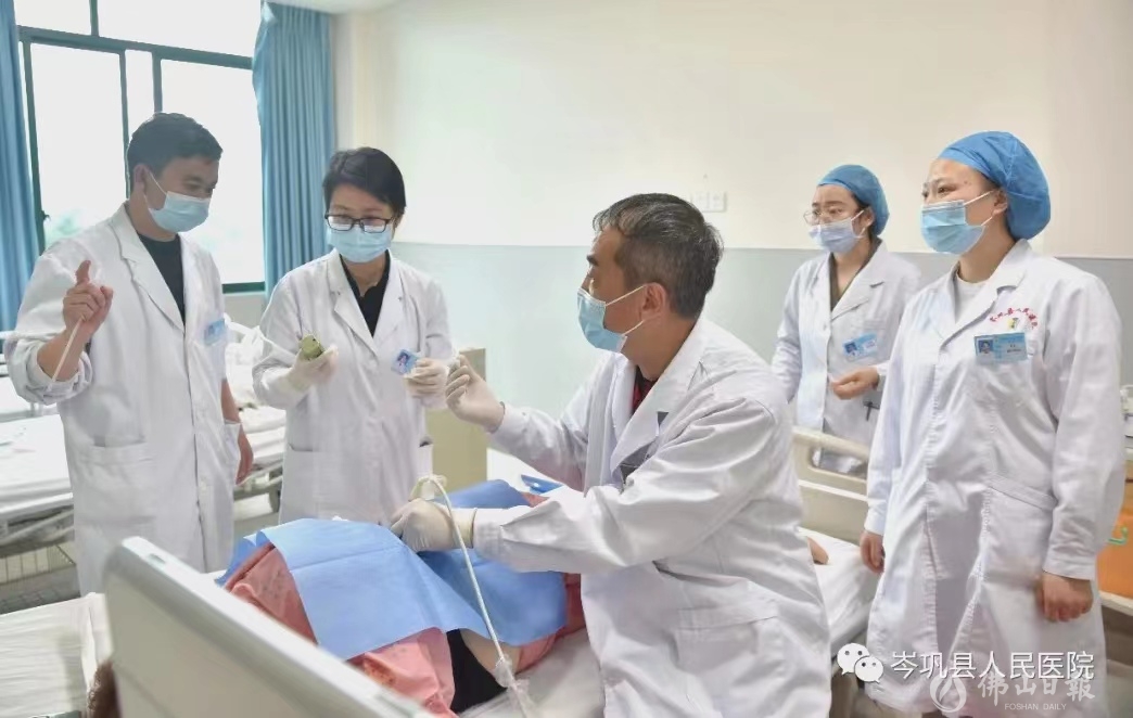 端午节前，何小乔指导岑巩县人民医院首次协作完成床旁B超定位下行腹腔包块穿刺活检术。（受访者供图））.jpg