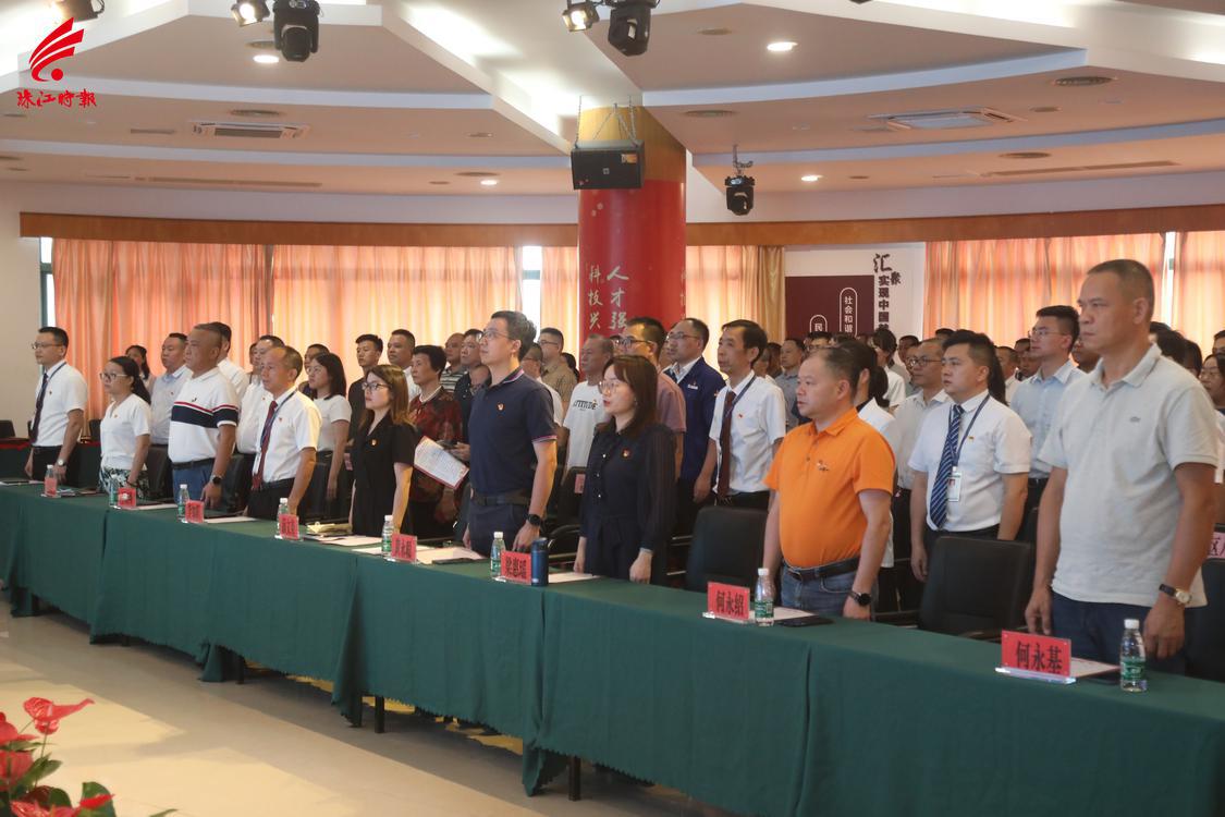 参会人员全体肃立，奏唱国歌。.JPG