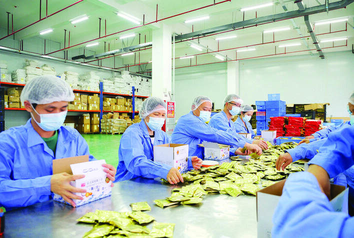 中食顺香员工在包装食品。惠州日报记者黄鑫威 摄 中食顺香员工在包装食品。惠州日报记者黄鑫威 摄