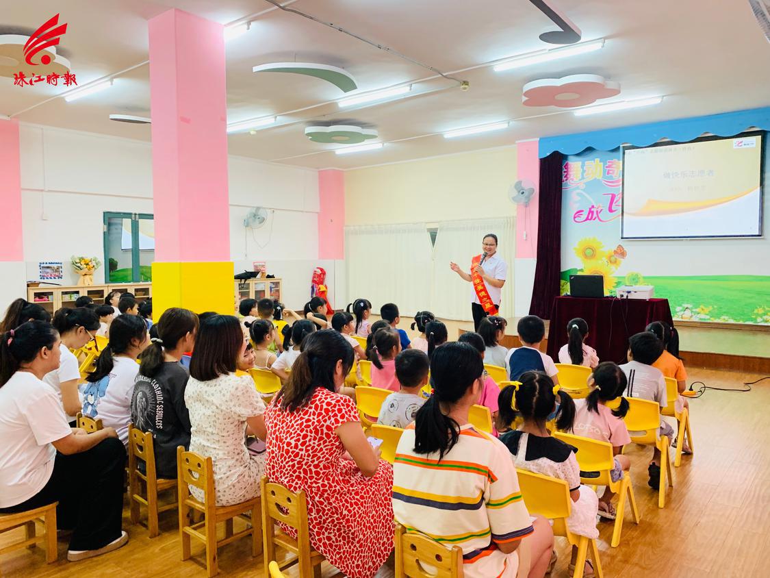 师生们一起聆听杨秋慧的“志愿故事”.jpg