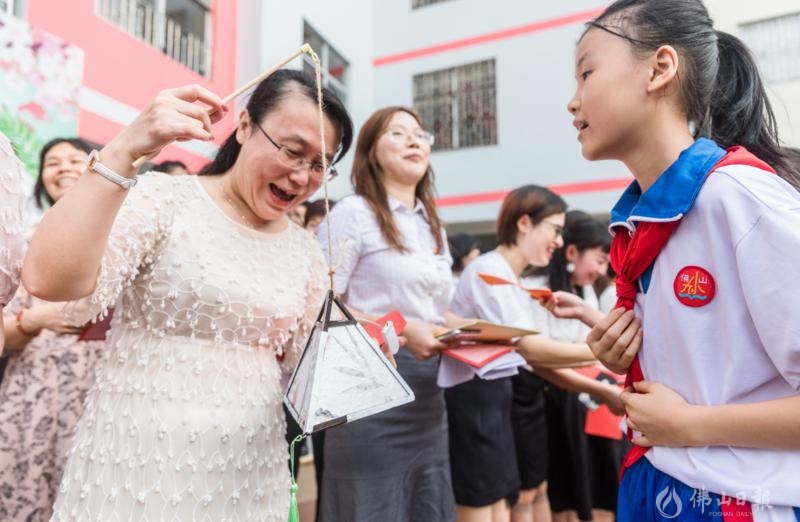 9月10日,在佛山市第九小学,孩子们带来了手工制作的贺卡赠送给老师,祝福老师教师节快乐。/佛山日报记者王伟楠摄