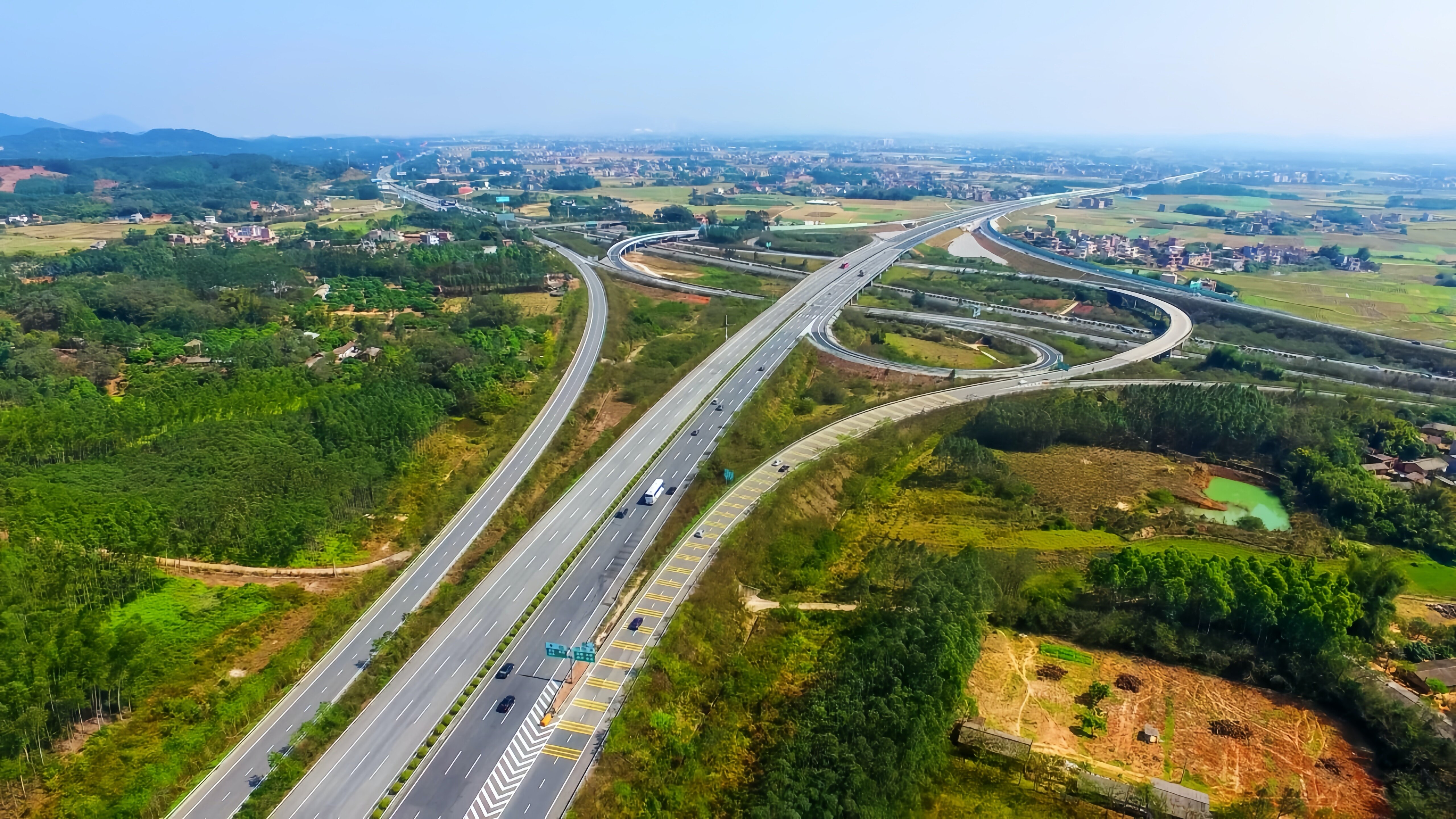 龙门以高速公路为纽带整合旅游资源。这是该县境内首条高速公路广河高速。惠州日报记者黄宇翔 通讯员龙旅宣 摄 龙门以高速公路为纽带整合旅游资源。这是该县境内首条高速公路广河高速。惠州日报记者黄宇翔 通讯员龙旅宣 摄
