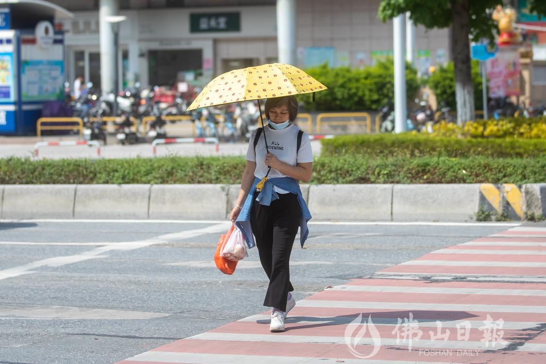 24日，高明气温有所回暖，市民在经过沧江(6414877)-20231024190850.jpg