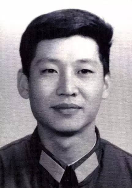 这是1979年,在中央军委办公厅工作时的习近平。